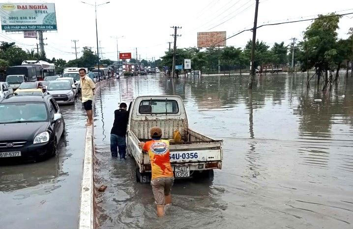 Quốc lộ 13 ngập nước