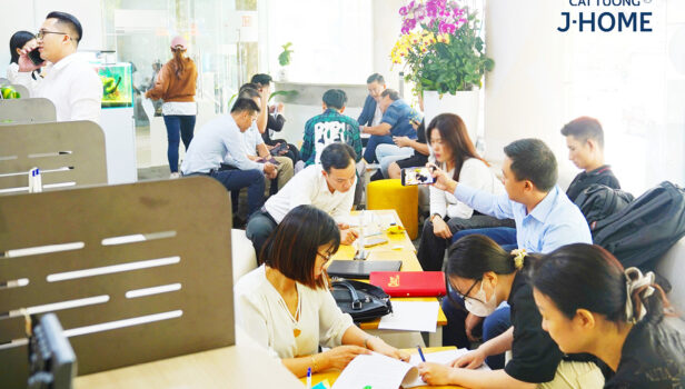 Khách hàng háo hức hoàn tất thủ tục, chính thức sở hữu Cát Tường J-Home